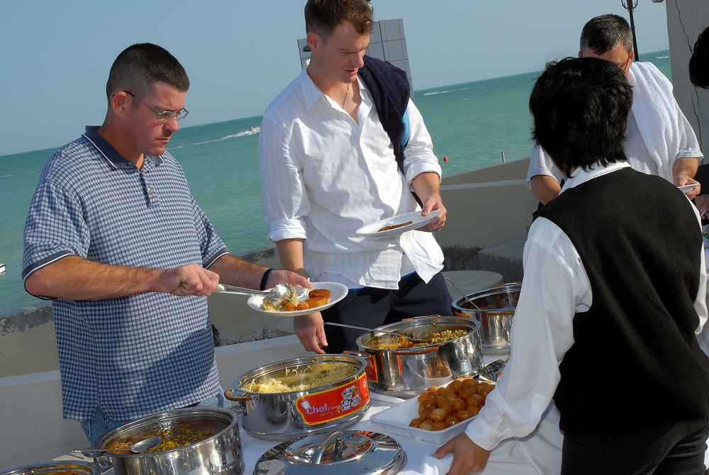 general invites U.S. service members to beach home
