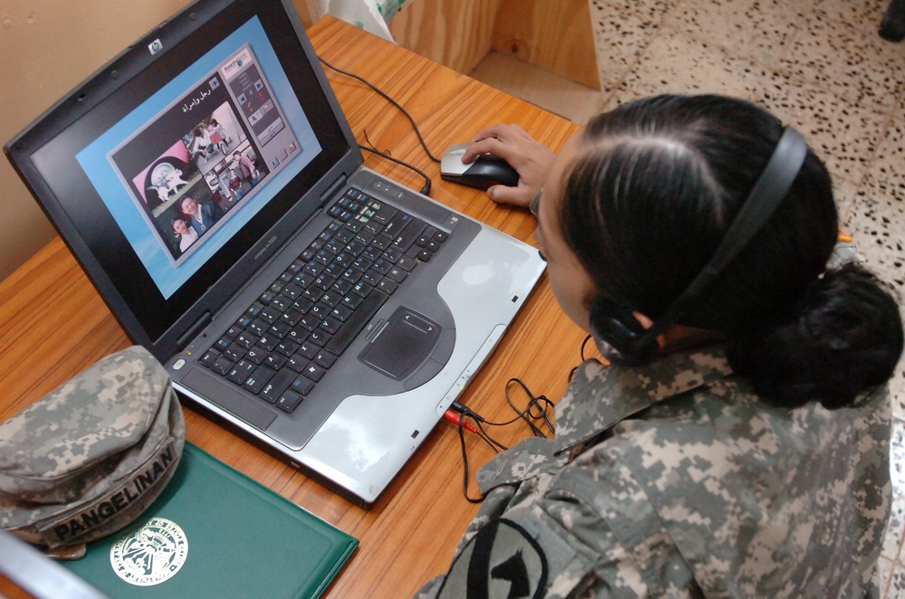 Soldiers utilize language lab