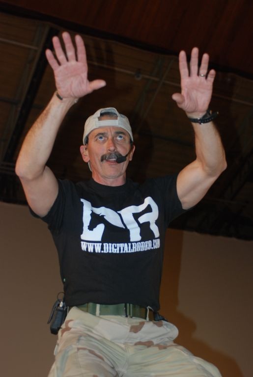Aaron Tippin rocks LSA Anaconda