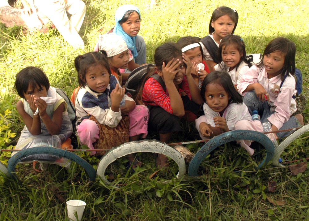 Filipino girls outside Paaralange elementary school
