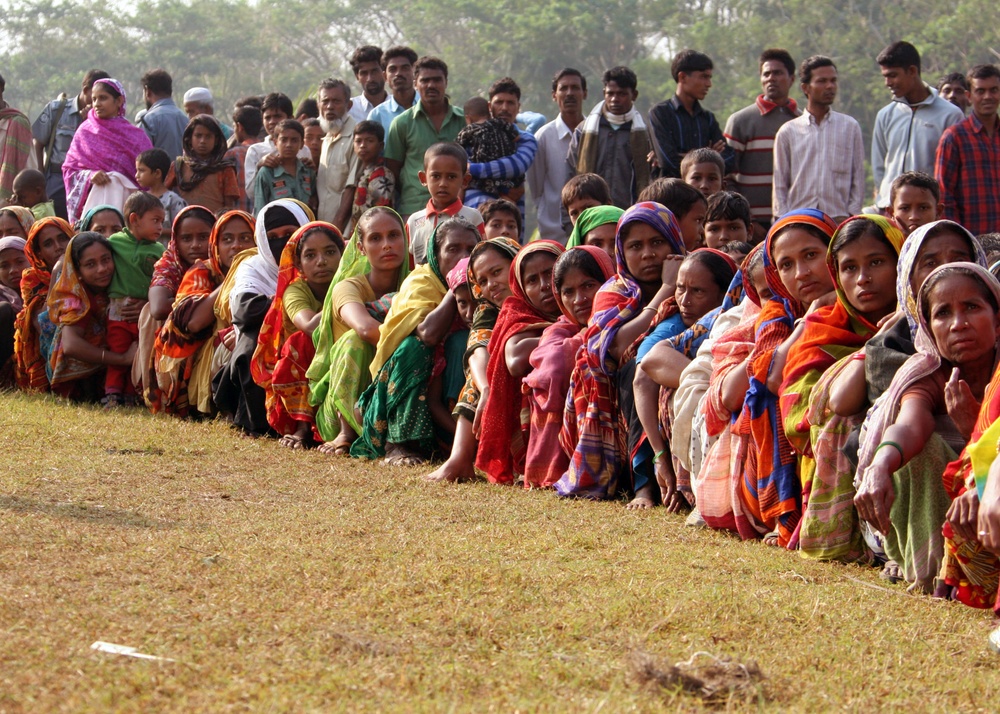 USS Kearsarge Provides Aid to Bangladesh