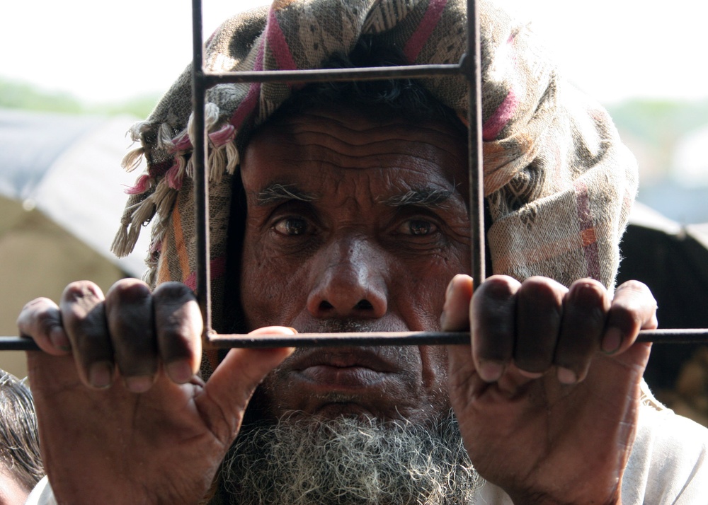 USS Kearsarge Provides Aid to Bangladesh