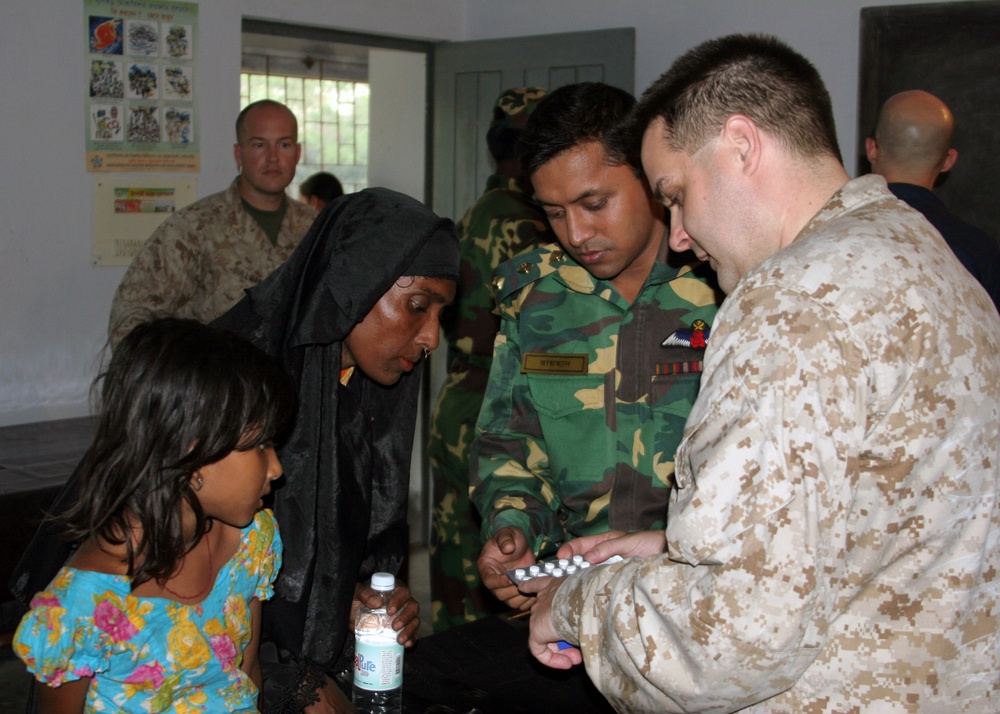 USS Kearsarge Provides Aid to Bangladesh