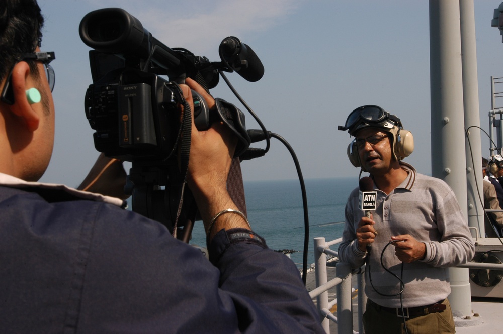 USS Kearsarge Provides Aid to Bangladesh