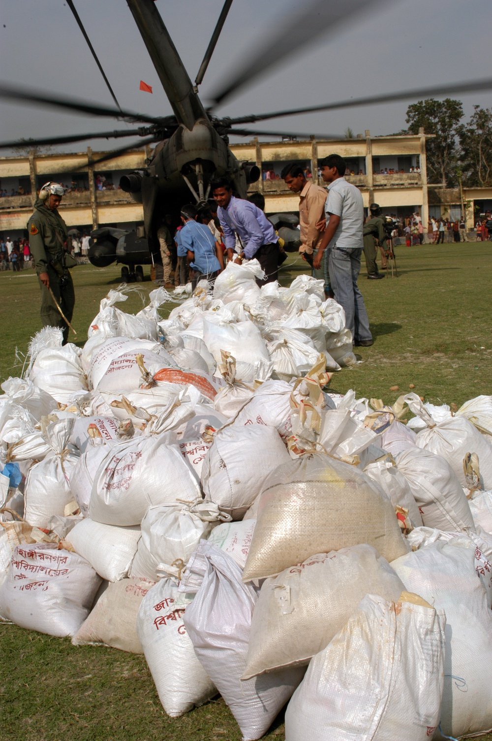 CH-53E Super Stallion helicopter delivers food supplies to Bangladesh