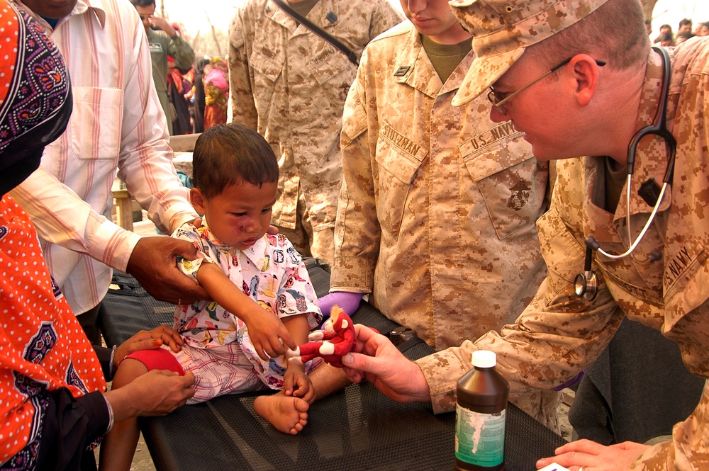 USS Kearsarge and 22nd MEU conduct disaster relief in Bangladesh