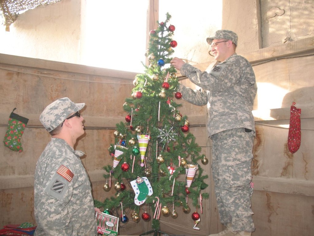 2-69 AR throws tree lighting party