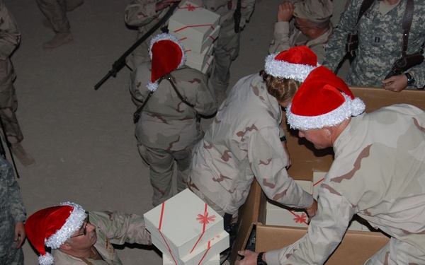 Bahrain Sailors Share Holiday Cheer with Fellow 5th Fleet Sailors