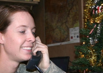 Sky Soldier exchanges season's greetings with U.S. Senator
