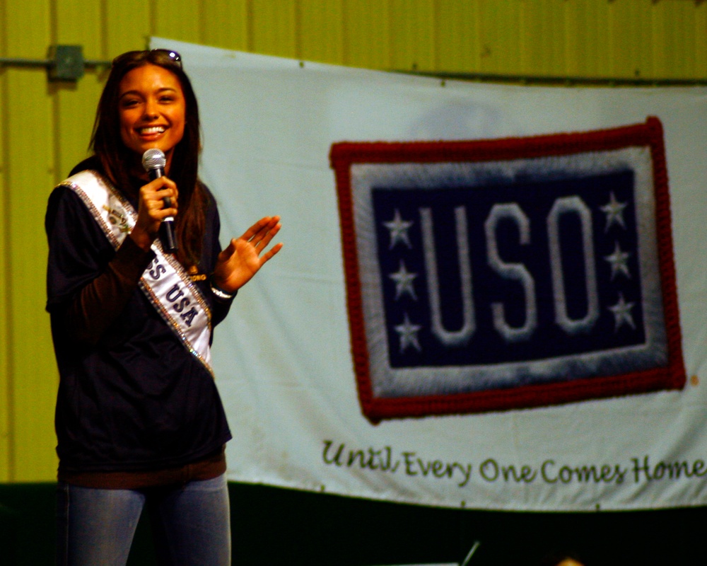 USO Christmas Tour stops by COB Speicher