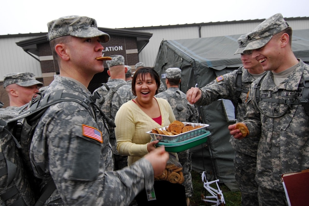 Community shows fresh-baked support for Soldiers