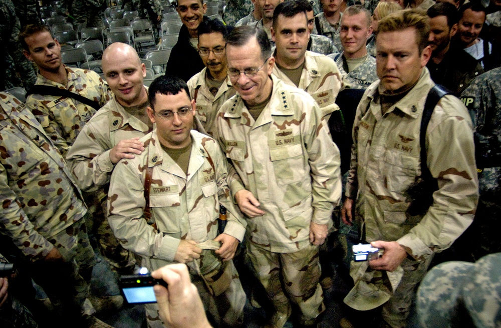 Chairman of the Joint Chiefs of Staff, Navy Adm. Mike Mullen hosts the USO