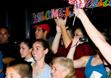 Soldiers greeted at Sacramento International Airport