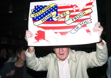 Soldiers greeted at Sacramento International Airport