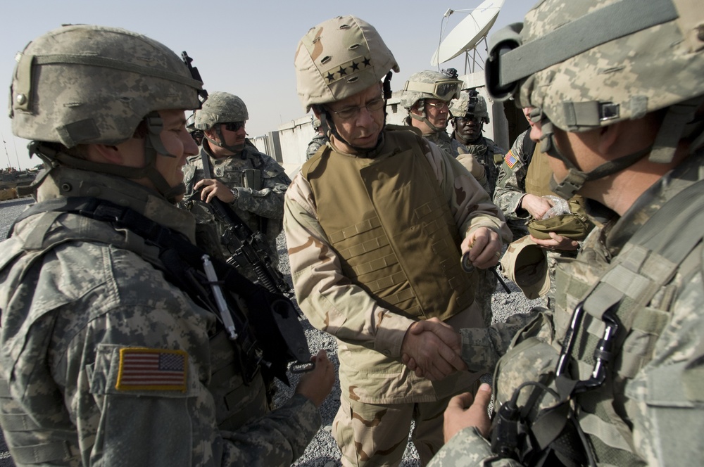 Chairman of the Joint Chiefs of Staff, Navy Adm. Mike Mullen hosts the USO