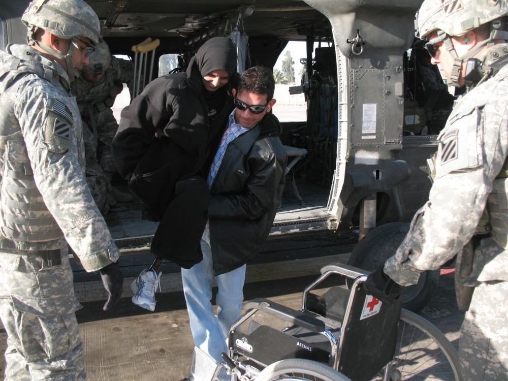 Iraqi double amputee walks out of hospital