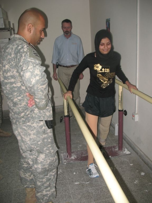 Iraqi double amputee walks out of hospital