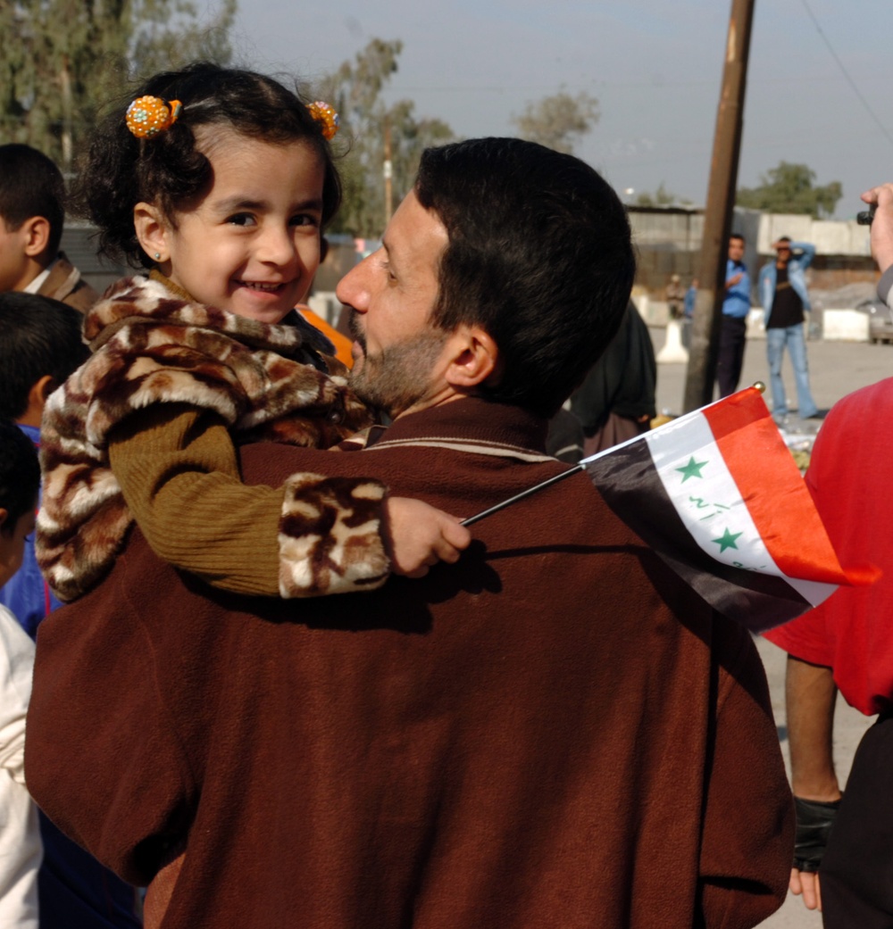 Sunni, Shia Iraqis March Together in Baghdad for Peace