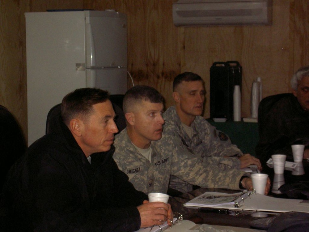 Gen. Petraeus visits Sledgehammer Brigade