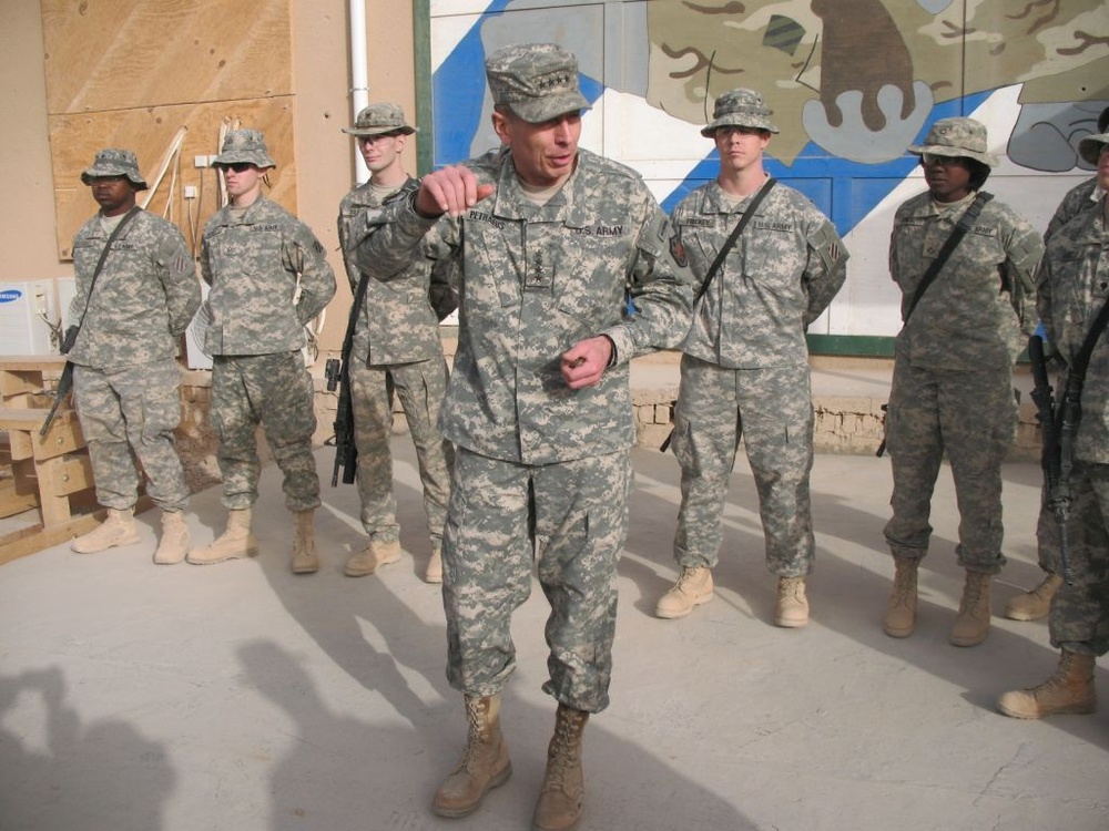 Gen. Petraeus visits Sledgehammer Brigade