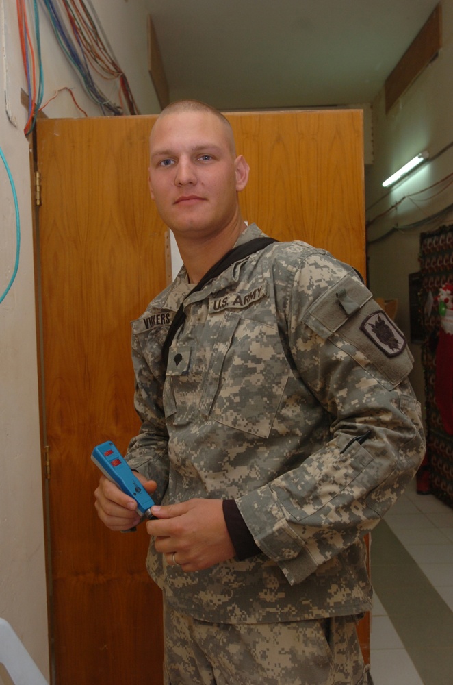 Mechanic ensures Ramadi communication