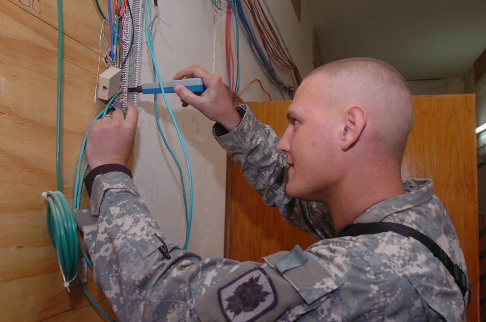 Mechanic ensures Ramadi communication