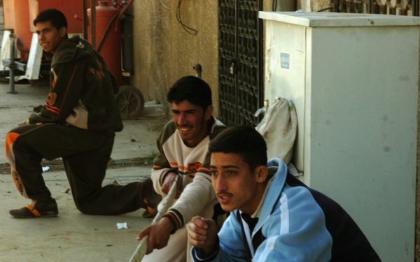Field Artillery troops train volunteers