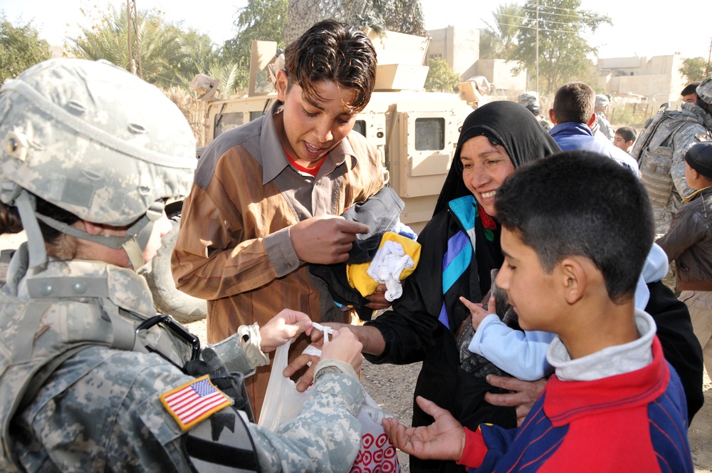 Automatic Soldiers Give to Iraqis During Holiday Season