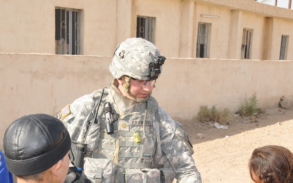 Automatic Soldiers Give to Iraqis During Holiday Season