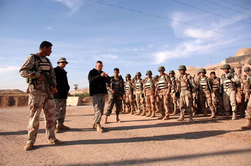 Iraqi 2nd Army Division Soldiers Learn Ambush Techniques