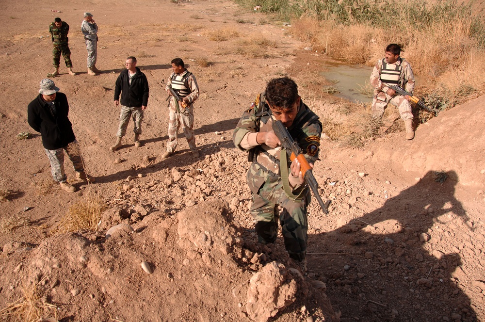 Iraqi 2nd Army Division Soldiers Learn Ambush Techniques