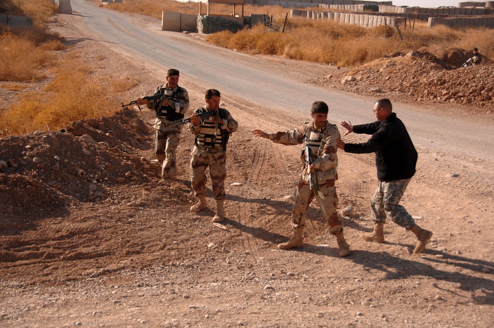 Iraqi 2nd Army Division Soldiers Learn Ambush Techniques