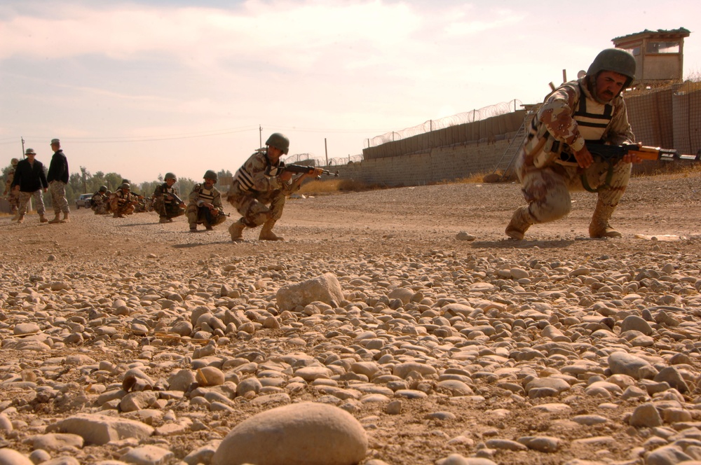 Iraqi 2nd Army Division Soldiers Learn Ambush Techniques