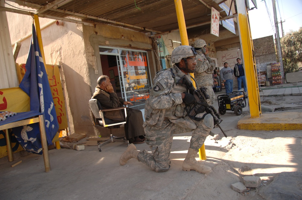 Iraqi Police Badging and Market Dismount