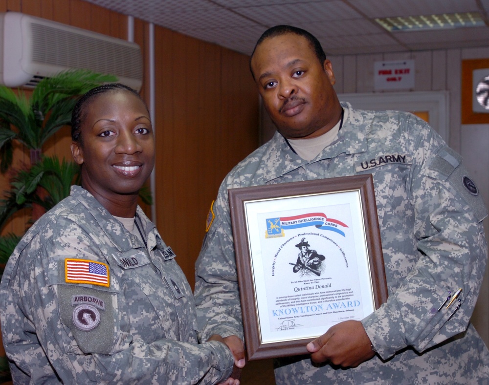 Soldiers presented Knowlton Award and Medallion
