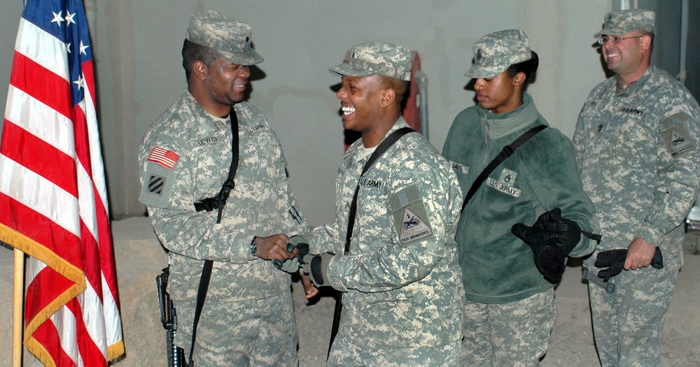 1AD Soldier first to reenlist in 2008