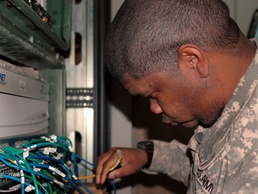 1AD Soldier first to reenlist in 2008