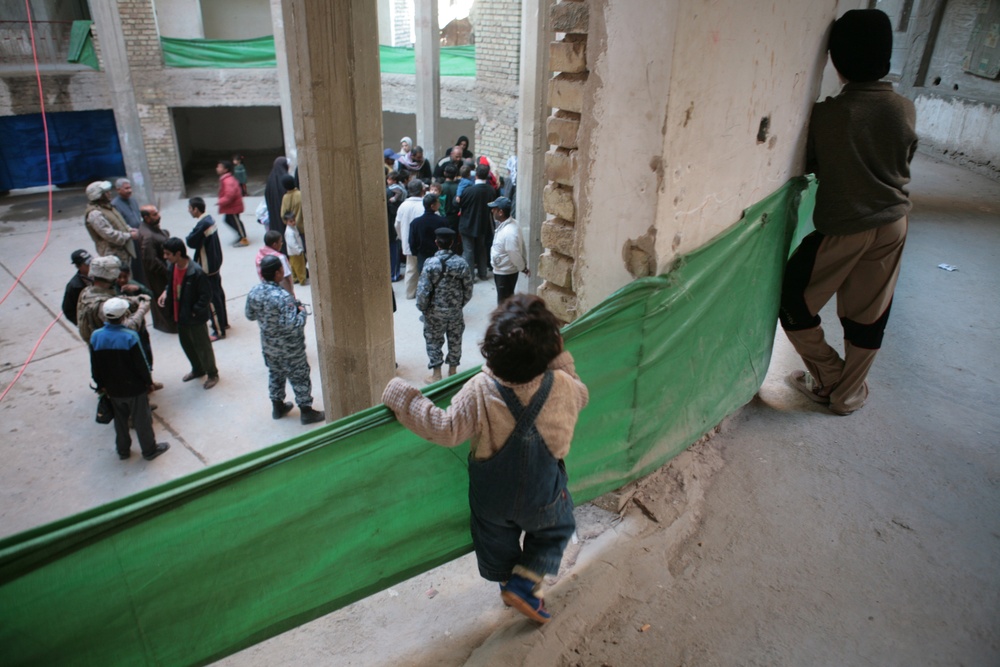 Refugees Receive Marine Presents