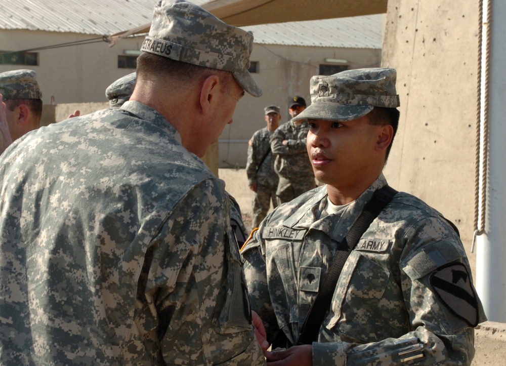 Top U.S. commander in Iraq visits Taji