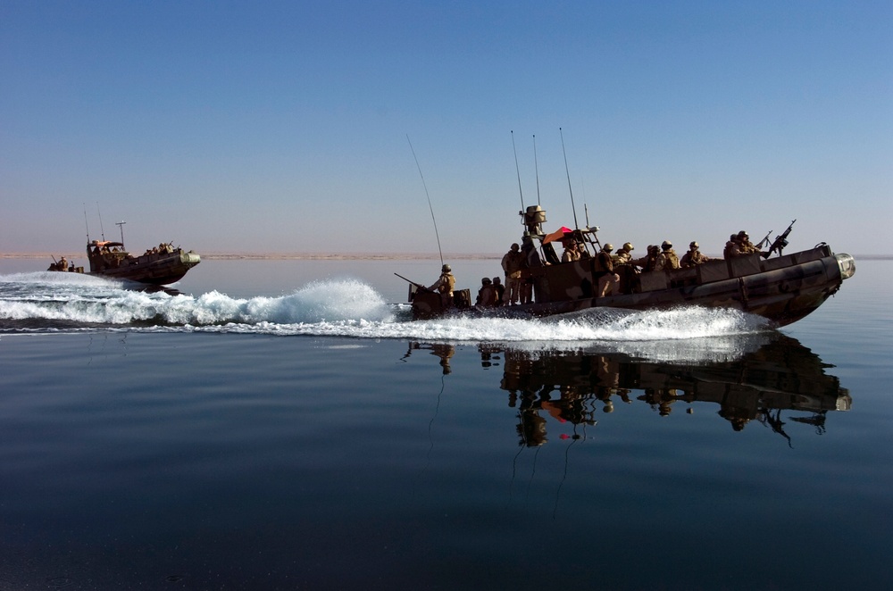 Riverine Squadron patrols shores of Lake Qadisiyah