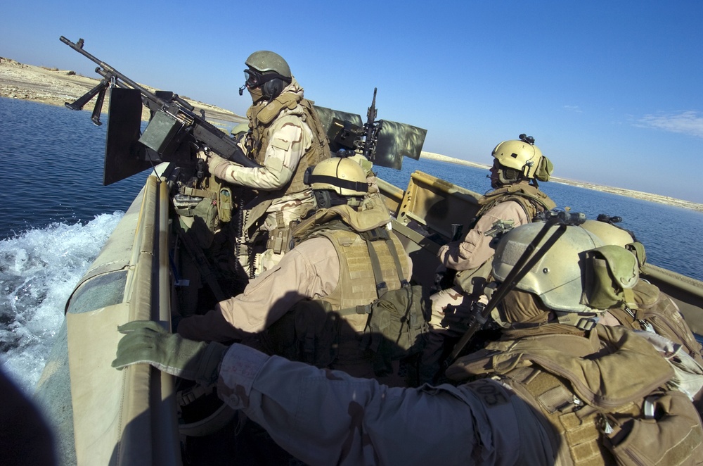 Riverine Squadron patrols shores of Lake Qadisiyah