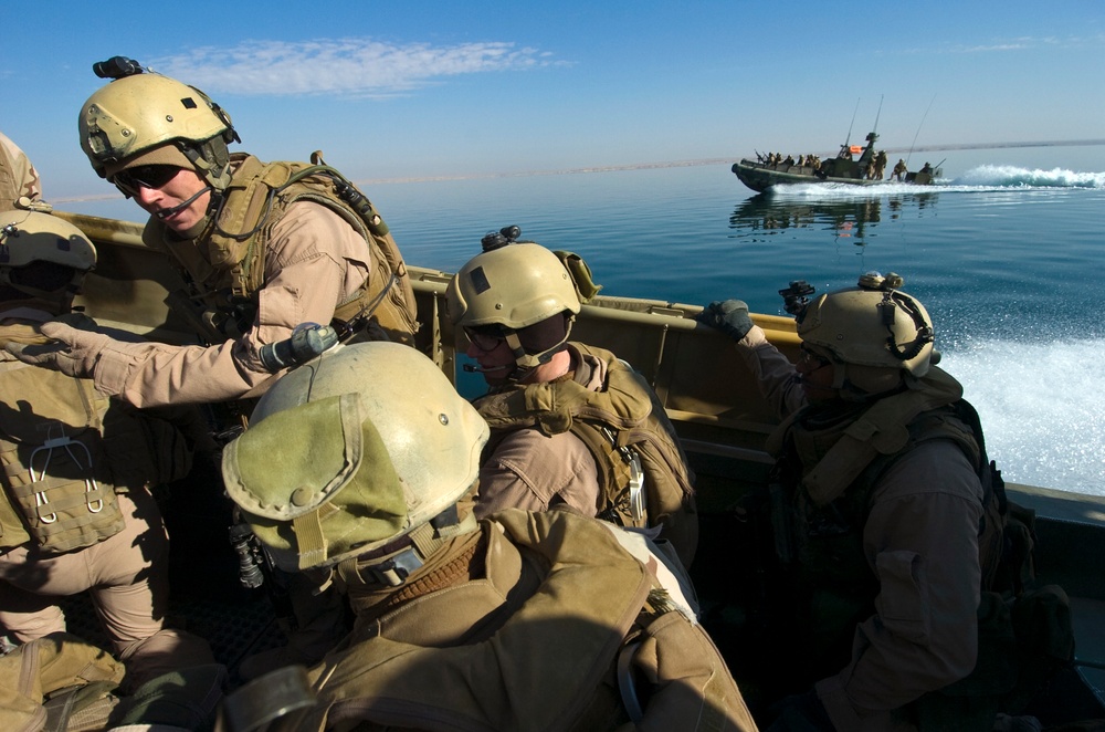 Riverine Squadron patrols shores of Lake Qadisiyah