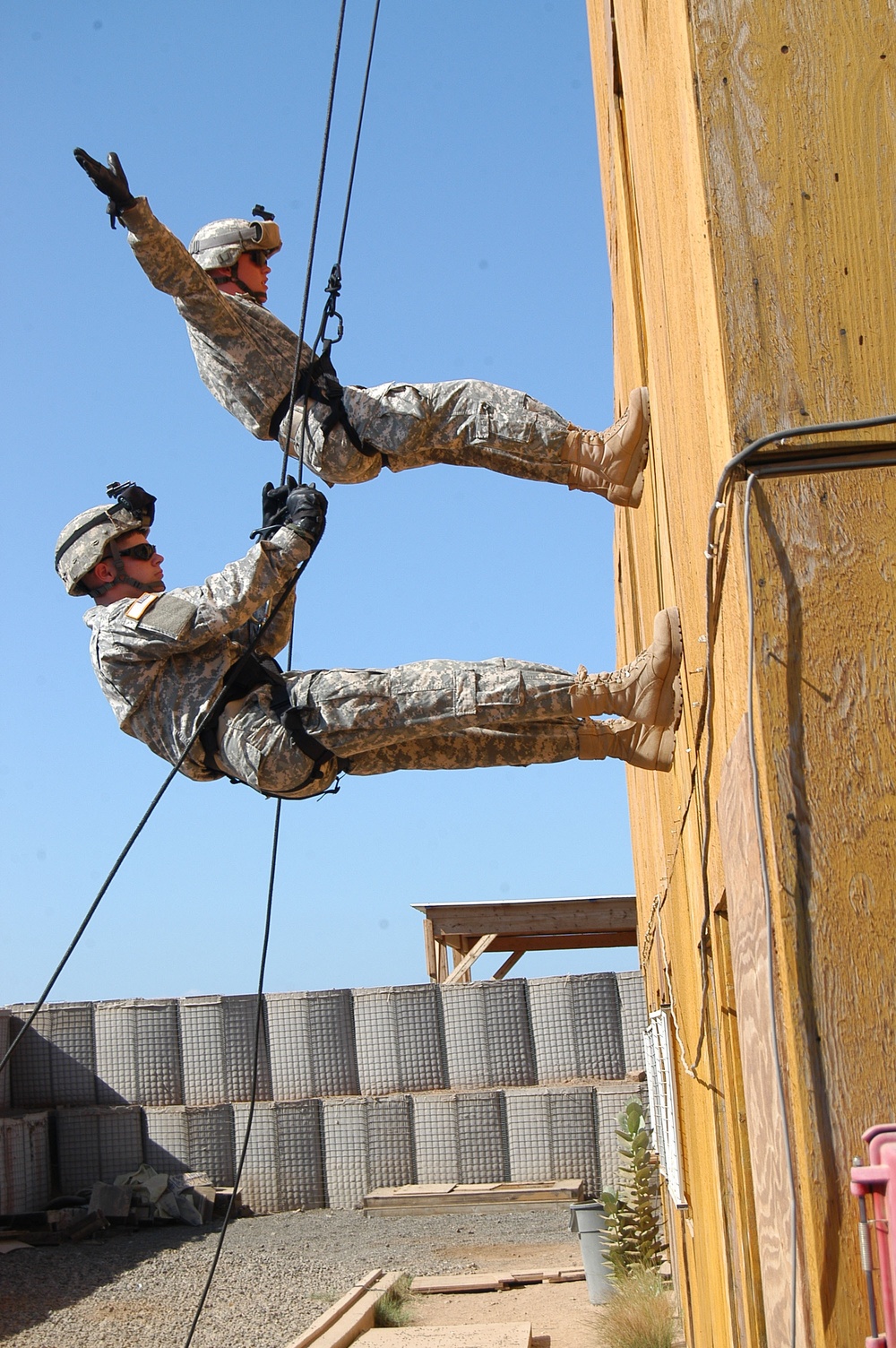 Soldiers Learn to Rappel to Enhance Capabilities