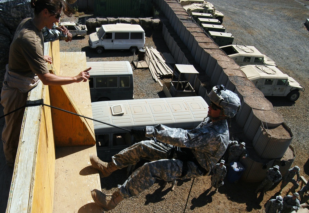 Soldiers Learn to Rappel to Enhance Capabilities