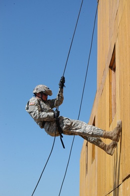 Soldiers Learn to Rappel to Enhance Capabilities