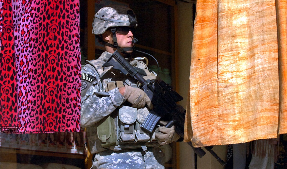 Presence Patrol in Mosul's Tal al-Ramanmarket