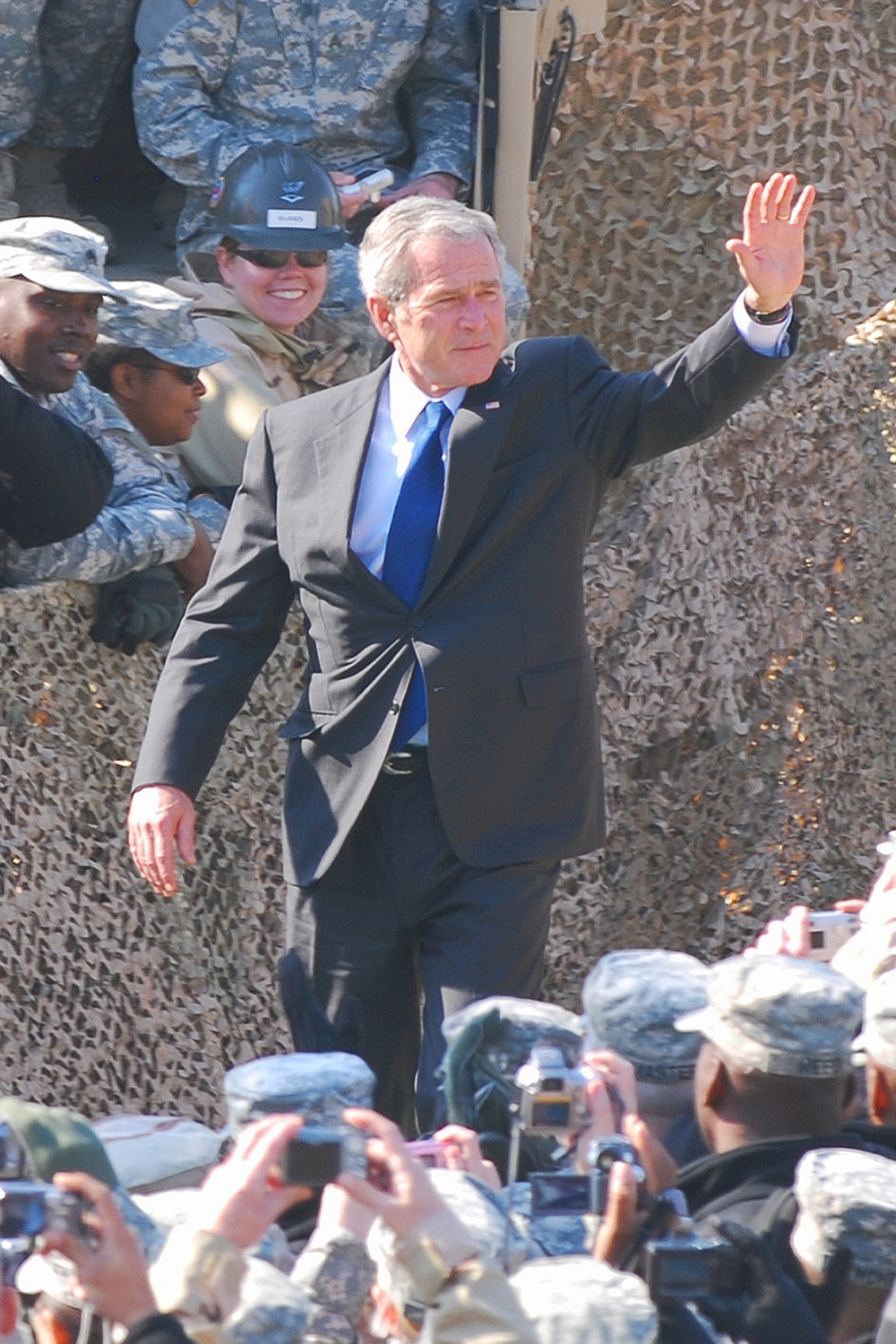 Bush visits troops in Kuwait