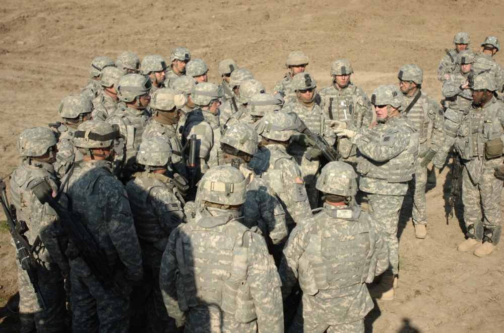 MND-C Commander Visits New Patrol Base in Arab Jabour