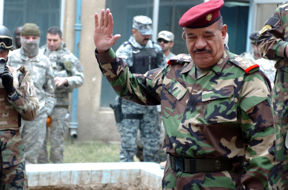 Iraqi Army general visits concerned local citizens in northwest Baghdad