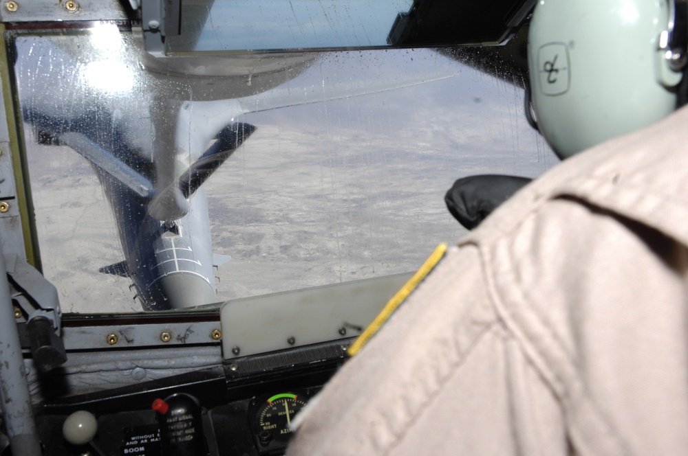 B-1B Refuels